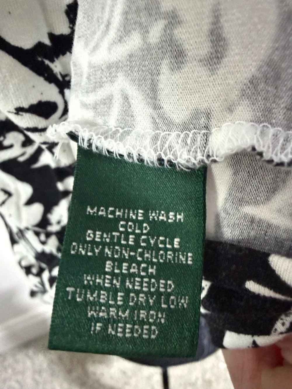 Lauren Ralph Lauren Black and White Floral V-Neck Women's Top Sz 1X - Picture 7 of 8